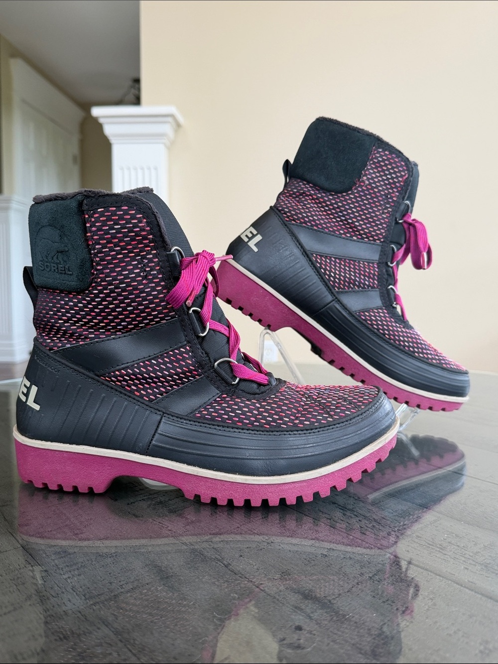 Sorel Tivoki Women's Black and Pink Insulated Waterproof Winter Boots. Size 8